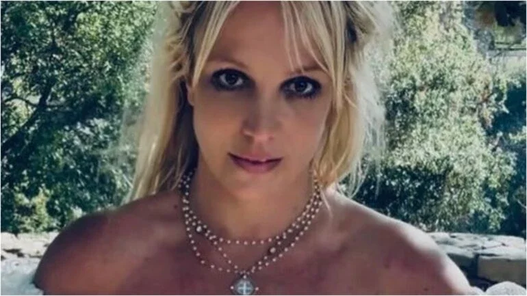 Pai de Britney Spears tem perna amputada após grave infecção, diz site