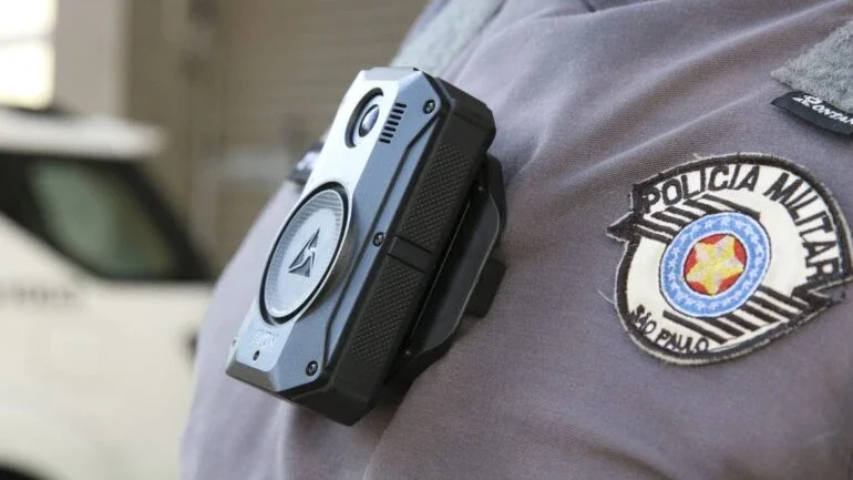 Uso de câmeras acopladas aos uniformes de policiais militares do estado de São Paulo para registro das suas ações