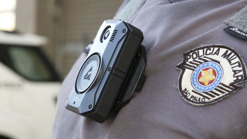 Uso de câmeras acopladas aos uniformes de policiais militares do estado de São Paulo para registro das suas ações