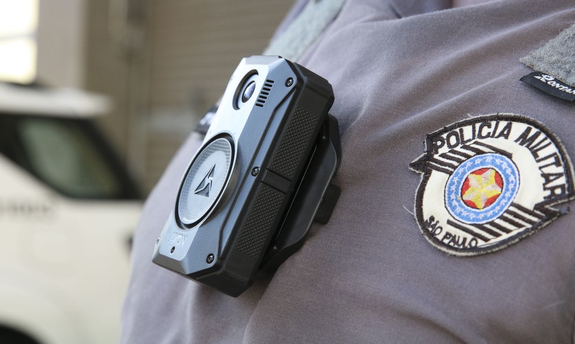 Uso de câmeras acopladas aos uniformes de policiais militares do estado de São Paulo para registro das suas ações