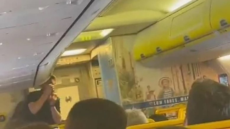Passageiros de voo ficam furiosos com homem cantando no comunicador