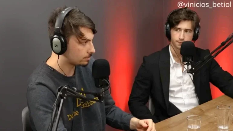 Jair Renan Bolsonaro dá entrevista a um podcast
