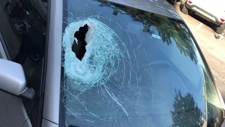 ES: advogada sofre afundamento no crânio após ser atingida por pedra dentro de carro