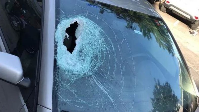 ES: advogada sofre afundamento no crânio após ser atingida por pedra dentro de carro