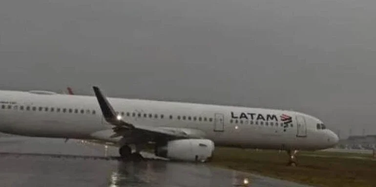 Aeroporto de Florianópolis é fechado após avião derrapar na pista; veja vídeo