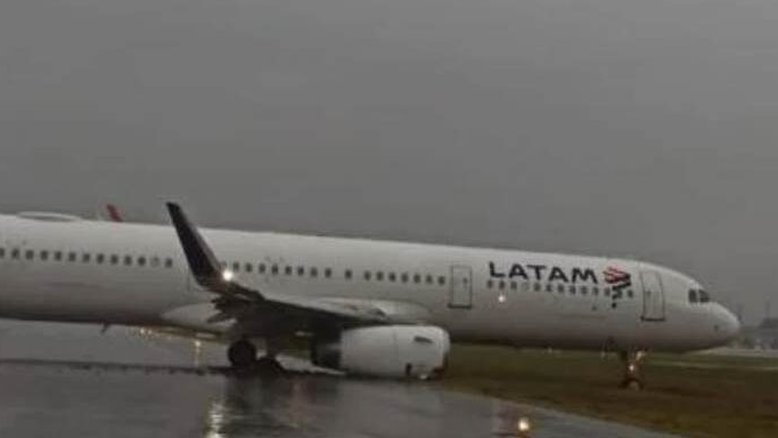 Aeroporto de Florianópolis é fechado após avião derrapar na pista; veja vídeo