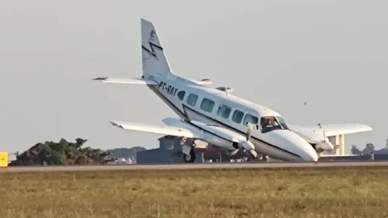 SP: avião bimotor toca bico na pista após problemas com trem de pouso