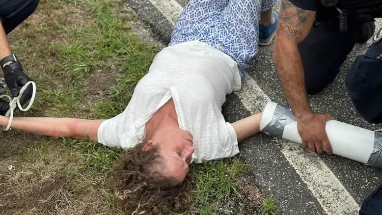 Herdeira da Disney é presa durante protesto contra uso de jatos particulares