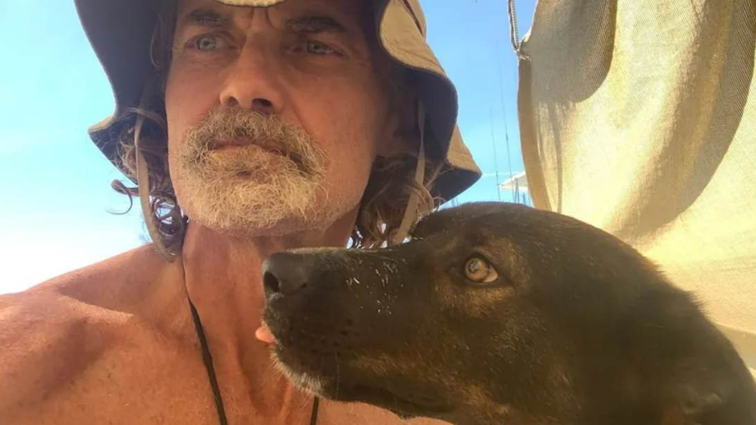 Australiano resgatado do mar doa cachorra com quem dividiu barco à deriva por 3 meses