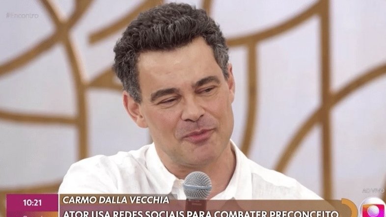 'Me intitulo viado da família brasileira', diz Carmo Dalla Vecchia sobre sexualidade