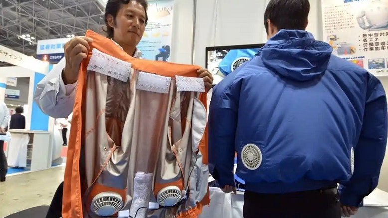 Japoneses usam casacos com ventoinhas devido ao calor extremo