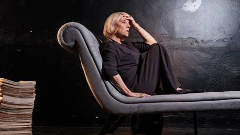 A atriz Denise Del Vecchio comemora o retorno aos palcos comemorando seus 52 anos de carreira com a estreia da montagem do texto inédito O Lado Fatal, de Lya Luft, no dia 10 de agosto, no Sesc Belenzinho