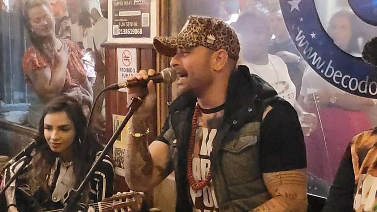 Diogo Nogueira participa de roda de samba no Beco do Rato, bar na Lapa, Rio de Janeiro