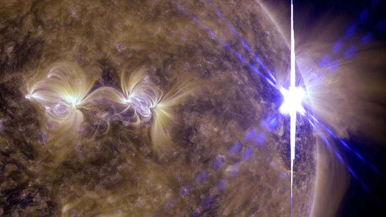 Nesta imagem, vê-se o registro da explosão solar de 9 de agosto de 2011, que foi direcionada para a Terra. Essas explosões gigantescas de radiação não são capazes de prejudicar os humanos, mas podem perturbar a atmosfera e interromper os sinais de GPS e de comunicação. Neste caso, a explosão foi forte o suficiente para causar alguns apagões de transmissão de rádio. Além disso, também produziu o aumento da radiação solar de prótons, o que poderia ser prejudicial para humanos no espaço, caso não estivessem devidamente protegidos