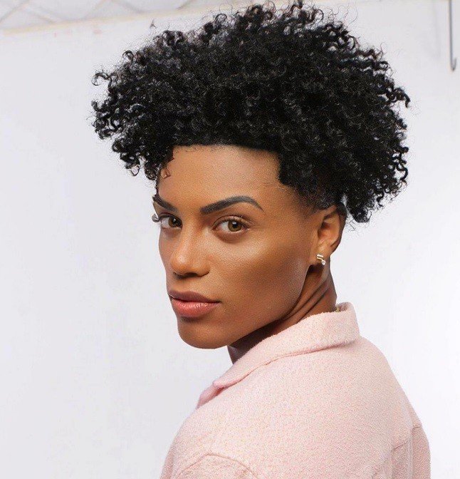 ‘Mestre dos Cachos’ viraliza com projetos sociais de ‘empoderamento’ da mulher negra de comunidades do Rio 2 ‘Mestre dos Cachos’ viraliza com projetos sociais de ‘empoderamento’ da mulher negra de comunidades do Rio