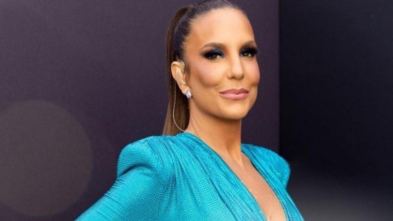 Mulher pede indenização de R$ 50 mil a Ivete Sangalo por ter sido ‘esmagada’ em bloco de Carnaval