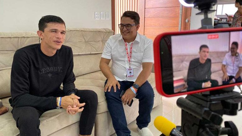 Janiel Kempers entrevista o humorista e influenciador Tiago Dionísio