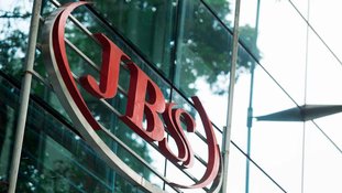 Com a dupla listagem, as ações da JBS serão negociadas na Bolsa de Valores de Nova York (NYSE), nos Estados Unidos, e na B3 S.A. - Brasil, Bolsa, Balcão (B3), no Brasil.