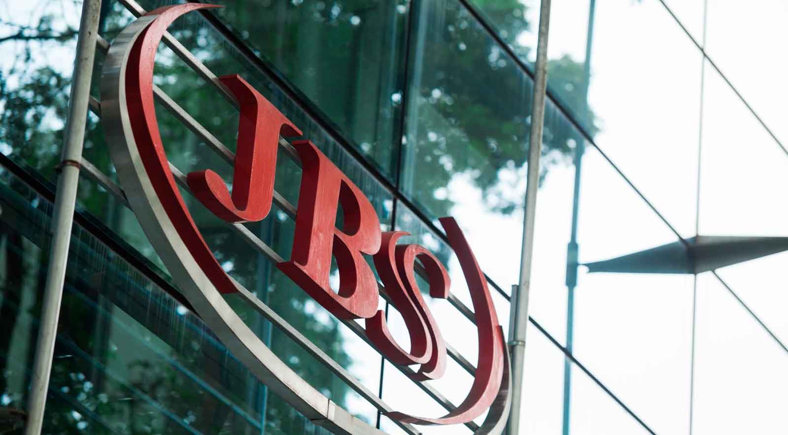 Com a dupla listagem, as ações da JBS serão negociadas na Bolsa de Valores de Nova York (NYSE), nos Estados Unidos, e na B3 S.A. - Brasil, Bolsa, Balcão (B3), no Brasil.
