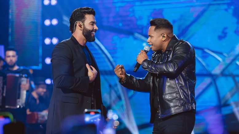 Gusttavo Lima ao lado do cantor Junior Marques
