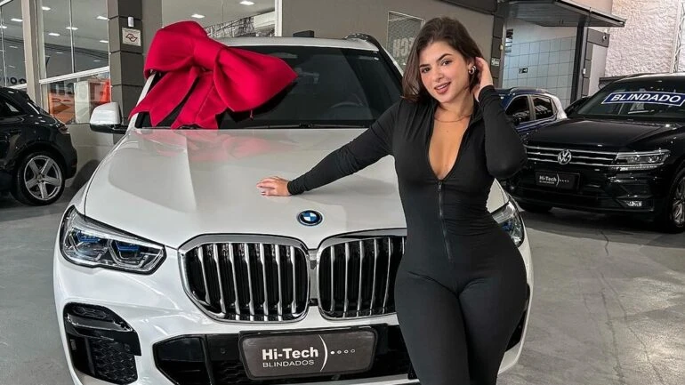 Kerolay Chaves posa ao lado de seu novo carro