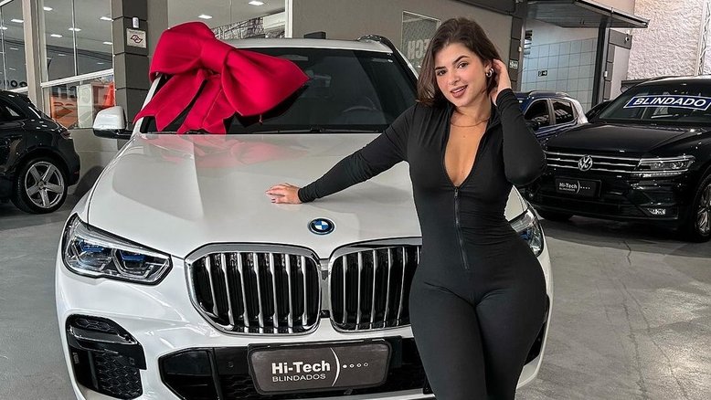 Kerolay Chaves posa ao lado de seu novo carro