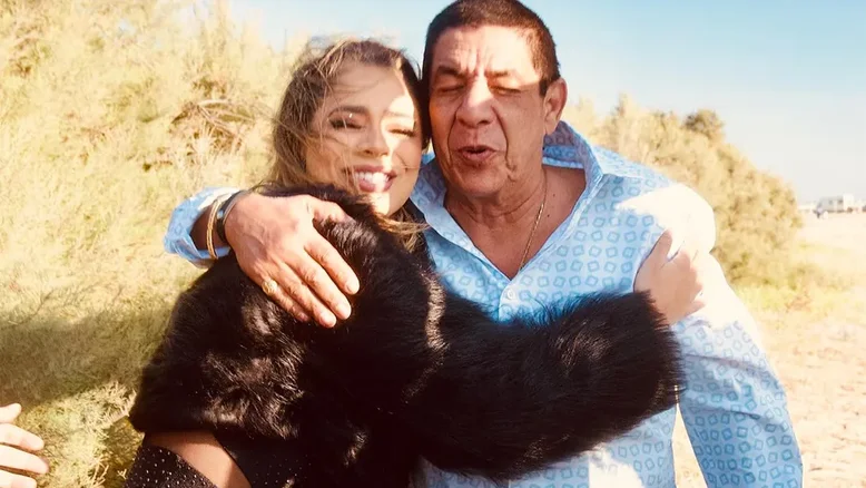 Lexa posa ao lado de Zeca Pagodinho