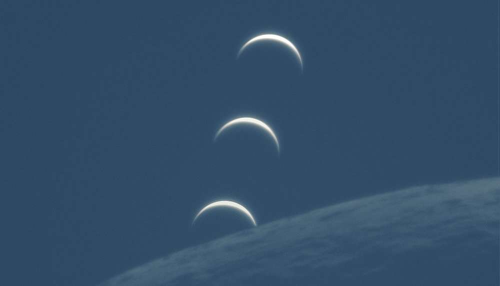 Pode parecer o nascer da Terra visto da Lua, mas na verdade é o planeta Vênus. No dia em que foi feita esta imagem, logo após o nascer do Sol, aqui na Terra, a Lua e Vênus também nasceram. Mas, em seguida, a Lua ultrapassou Vênus. Na sequência de imagens em destaque, Vênus aparece cada vez mais próximo angularmente à Lua. Esta imagem foi tirada da Terra, na Estônia. Vênus mostra apenas um fino crescente porque passou quase em frente ao Sol. A Lua tem pouca iluminação porque também estava prestes a cruzar o Sol