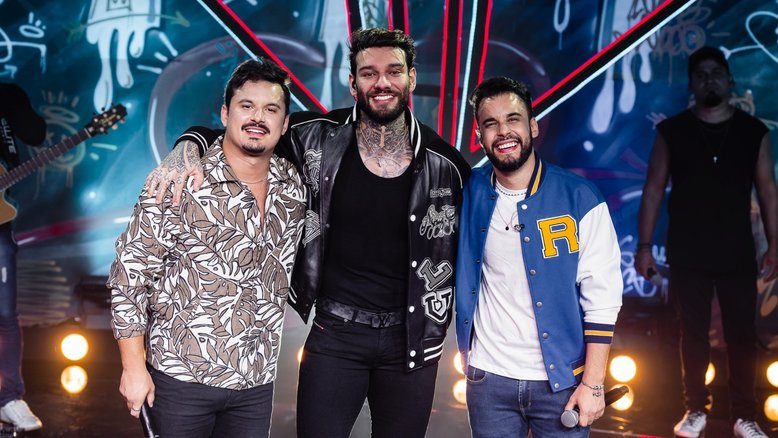 Lucas Lucco posa com Clayton e Romário