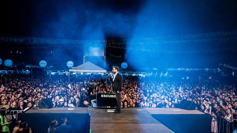 Luciano Camargo durante show gospel em Anápolis (GO)