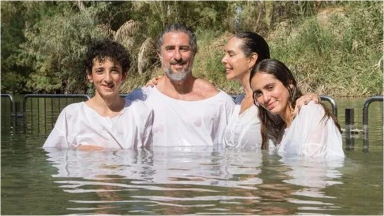 Marcos Mion e família realizam batismo no Rio Jordão: 