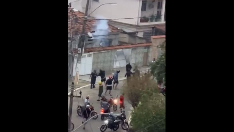 Motoboys atacam agressor