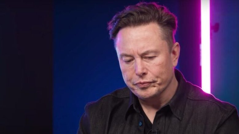 Elon Musk divulgou no Twitter no sábado que, devido a uma queda de 50% na receita de publicidade e uma “pesada carga de dívidas”, a plataforma ainda tem um fluxo de caixa negativo. O proprietário bilionário twittou no sábado , em resposta ao conselho comercial de um seguidor: “Precisamos alcançar um fluxo de caixa positivo antes de termos o luxo de qualquer outra coisa”. O tweet contrasta fortemente com seu tom em abril, quando Musk disse à BBC que a plataforma agora está “quase empatando” e que a maioria de seus anunciantes voltou. A receita publicitária tem sido uma questão controversa e uma batalha difícil para o site, depois que hordas de anunciantes fugiram depois que Musk assumiu. Os anunciantes estavam preocupados com a moderação de conteúdo, demissões em massa e incerteza geral sobre o futuro do Twitter. Linda Yaccarino, ex-executiva de marketing da NBCUniversal, recentemente assumiu o cargo de CEO de Musk – ele provavelmente está apostando em sua experiência em publicidade para trazê-los de volta. O New York Times informou que a receita de publicidade do Twitter nos Estados Unidos nas cinco semanas de 1º de abril à primeira semana de maio caiu 59% em relação ao ano anterior, citando uma apresentação interna. (A CNN não assistiu à apresentação.) Apenas 43% dos 1.000 principais anunciantes do Twitter em setembro, um mês antes da aquisição de Musk, ainda anunciavam na plataforma em abril, segundo dados fornecidos à CNN pela empresa de inteligência de mercado Sensor Tower no mês passado. “Definitivamente tem sido extremamente difícil”, disse Musk no evento de transmissão ao vivo do Twitter Spaces que Musk apresentou com Robert F. Kennedy Jr no mês passado. “Basicamente, nossa receita caiu pela metade porque não seguimos a linha.” Ele acrescentou que tem sido uma “enorme luta para o Twitter empatar”. E, depois que seu aplicativo rival, Meta's Threads, ultrapassou 100 milhões de downloads menos de uma semana após seu lançamento, o Twitter está sob pressão crescente. Musk adicionou uma variedade de medidas de corte de custos