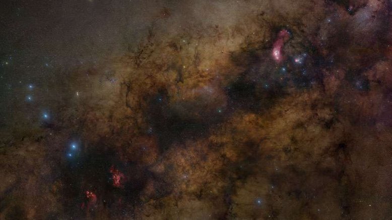 Como é o centro da nossa Via Láctea? Na luz visível, ninguém sabe! Não é possível ver o centro galáctico e nem o buraco negro supermassivo que o habita, Sagittarius A*, na luz à qual nossos olhos são sensíveis. No entanto, se alguém olhar na direção do centro da nossa galáxia, na Constelação de Sagitário, muitos objetos estão aparentes. Grandes faixas de poeira e nuvens estelares dominam a imagem. Até 30 objetos descritos no famoso Catálogo Messier estão visíveis no mosaico de imagens acima, incluindo diversas nebulosas e aglomerados estelares