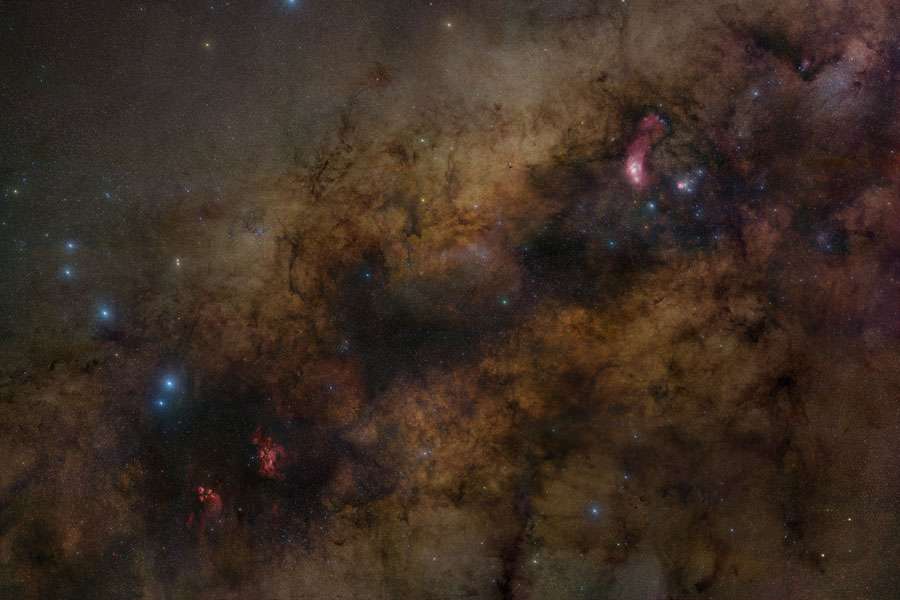 Como é o centro da nossa Via Láctea? Na luz visível, ninguém sabe! Não é possível ver o centro galáctico e nem o buraco negro supermassivo que o habita, Sagittarius A*, na luz à qual nossos olhos são sensíveis. No entanto, se alguém olhar na direção do centro da nossa galáxia, na Constelação de Sagitário, muitos objetos estão aparentes. Grandes faixas de poeira e nuvens estelares dominam a imagem. Até 30 objetos descritos no famoso Catálogo Messier estão visíveis no mosaico de imagens acima, incluindo diversas nebulosas e aglomerados estelares