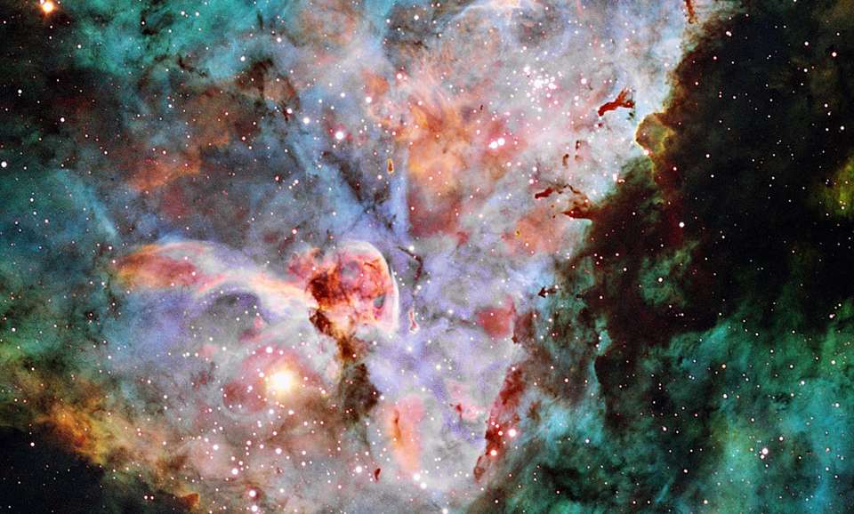 O que está por trás das névoas da Nebulosa de Carina? Nesta imagem, feita em abril de 2016, pelo Observatório Siding Spring, na Austrália, vê-se o núcleo da Nebulosa de Carina. Estas figuras escuras são nuvens moleculares, nós de gás molecular e poeira tão espessos que se tornaram opacos. Em comparação, no entanto, essas nuvens são muito menos densas que a atmosfera da Terra. A Nebulosa de Carina (NGC 3372), abrange mais de 300 anos-luz e fica a cerca de 7,5 mil anos-luz de distância, na Constelação de Carina. Eta Carinae, a estrela mais energética da nebulosa, já foi uma das mais brilhantes do céu, mas depois perdeu sua cintilância drasticamente