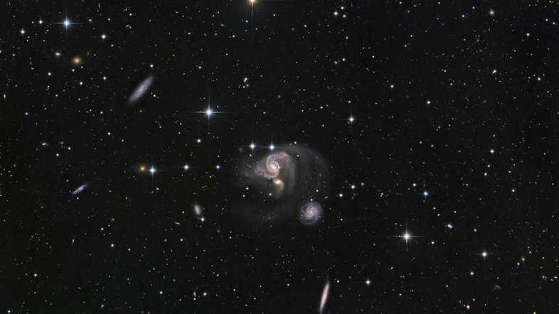 HCG 91 é um grupo compacto composto por três galáxias espirais coloridas que estão travando um cabo de guerra gravitacional. Suas interações produzem caudas de maré fracas, porém visíveis, com mais de 100 mil anos-luz de comprimento. Esse encontro desencadeia uma furiosa formação estelar. O resultado será a fusão em uma única grande galáxia, um processo agora entendido como parte normal da evolução das galáxias. HCG 91 fica a cerca de 320 milhões de anos-luz de distância, na direção da Constelação de Piscis Austrinus (“O Peixe do Sul”)