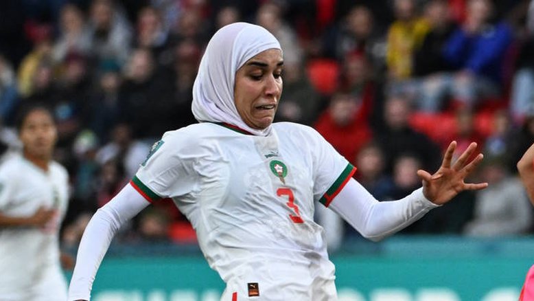 Nouhaila Benzina, do Marrocos, se torna 1ª jogadora a usar um hijab em uma Copa do Mundo