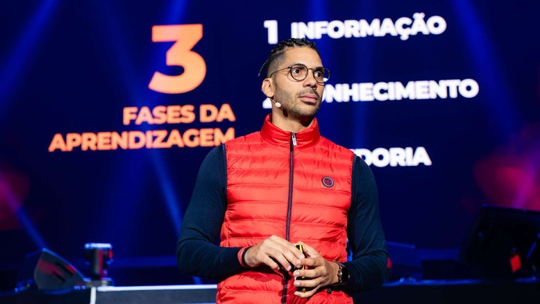 O palestrante brasileiro Joel Jota