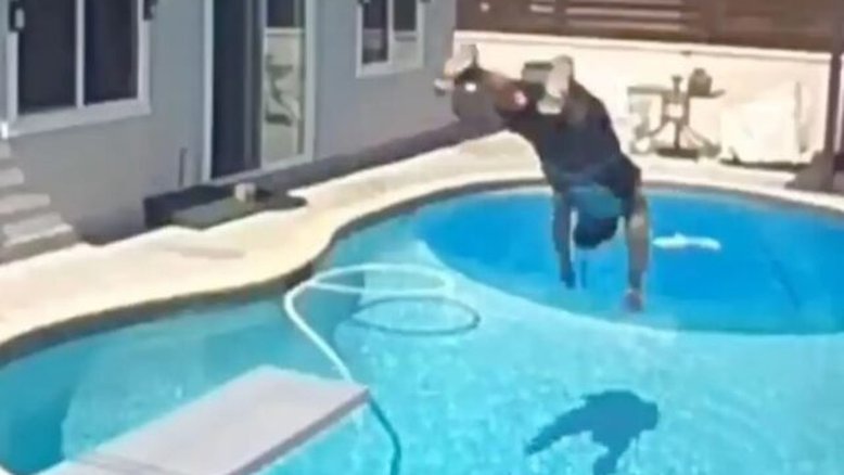 Entregador da Amazon mergulha na piscina de cliente completamente vestido