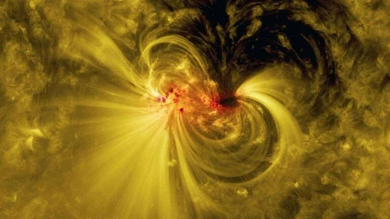 Em julho de 2017, o Solar Dynamics Observatory, da Nasa, registrou esta região ativa – uma área de campos magnéticos intensos e complexos – girando em relação ao ângulo de visão do Sol. O equipamento continuou a rastrear a região por dias, que cresceu e girou até desaparecer. Com seus campos magnéticos complexos, as manchas solares são uma fonte de atividade solar bastante interessante. Esta região ativa, chamada AR12665, produziu várias explosões solares, uma ejeção de massa coronal e eventos com partículas altamente energéticas