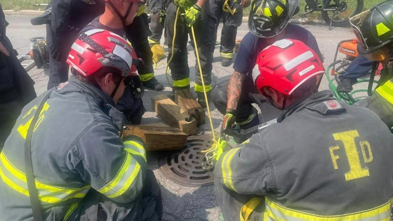 Mulher é resgatada de bueiro após polícia flagrar mão saindo do buraco