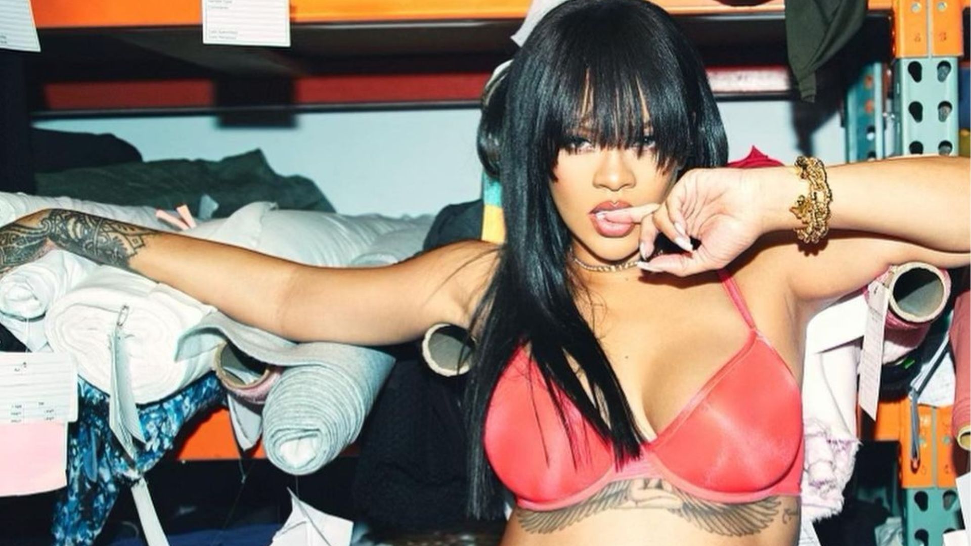 Rihanna contrata modelo grávida para seu desfile de lingeries e dá uma bela  lição aos críticos