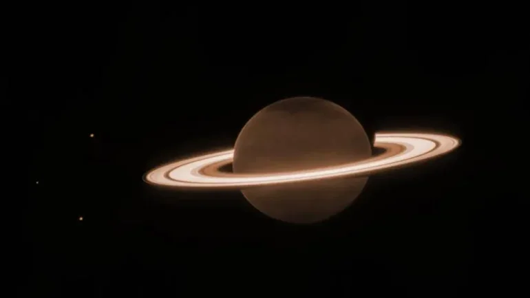 Imagem de Saturno com os anéis brilhantes é captada pelo telescópio James Webb