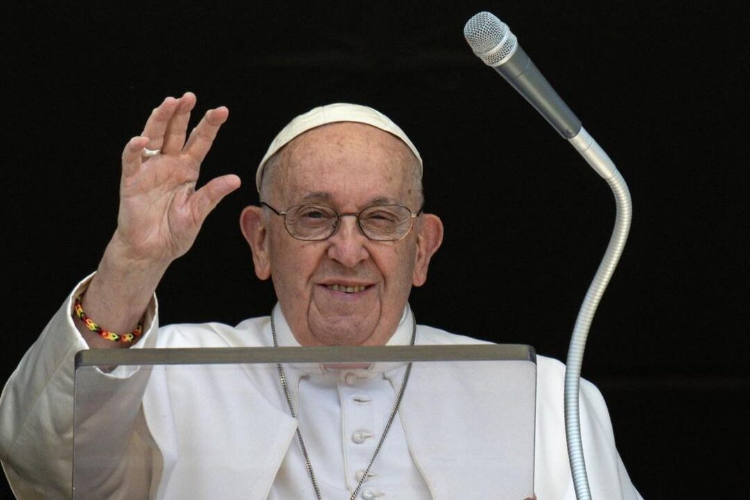Papa visitará Marselha para discutir crises no Mediterrâneo