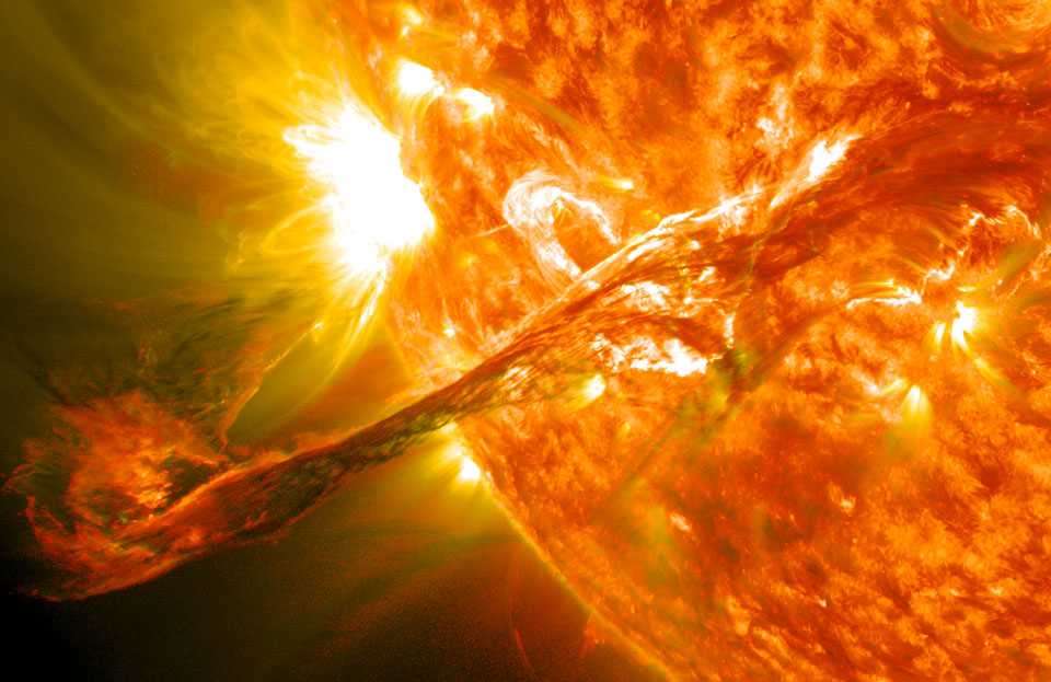 O que esta imagem mostra acontecendo com o nosso Sol não é nada incomum: o astro-rei lançou um filamento. Em meados de 2012, um filamento solar entrou repentinamente em erupção no espaço, produzindo uma ejeção de massa coronal energética. O filamento foi retido por dias pelo campo magnético do Sol e, depois, a explosão resultante disparou elétrons e íons no Sistema Solar. Três dias depois, esses elétrons e íons impactaram a magnetosfera da Terra, causando auroras visíveis. Alças de plasma em torno de uma região ativa podem ser vistos acima do filamento em erupção nesta imagem em ultravioleta