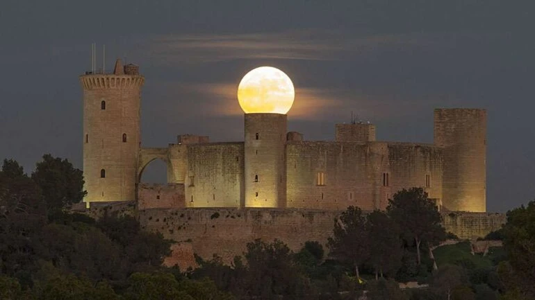 Nesta imagem, feita em 2016, a Lua Cheia parece ser um anexo de uma das torres do Castelo de Bellver, em Palma de Mallorca, nas Ilhas Baleares da Espanha. O Castelo de Bellver foi construído no início dos anos 1300 e serviu como lar - mas, ocasionalmente, também como prisão - para vários reis e rainhas. Por sua vez, a Lua se formou há cerca de 4,5 bilhões de anos, possivelmente como resultado da grande colisão entre um corpo celeste do tamanho de Marte e a Terra. O clique capta exatamente o momento da ascensão lunar pelo céu, atrás da construção histórica