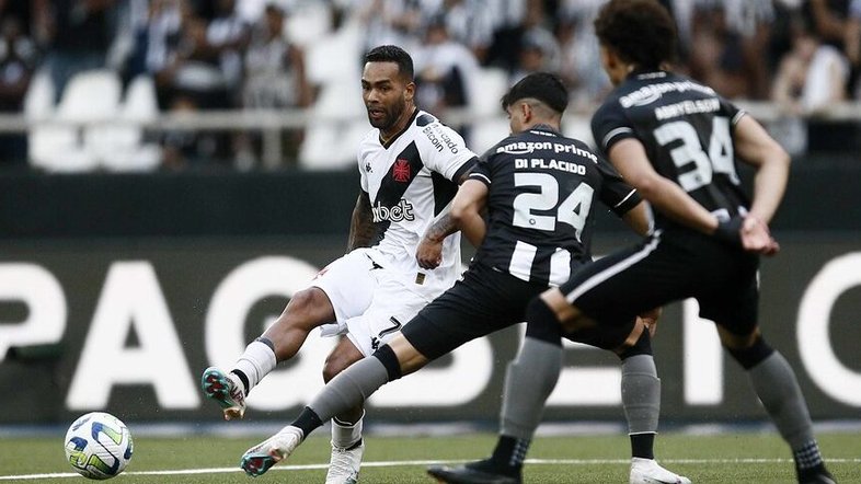 Botafogo bate Vasco no Engenhão e mantém vantagem na liderança do Brasileirão