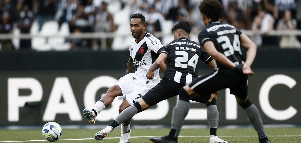 Botafogo bate Vasco no Engenhão e mantém vantagem na liderança do Brasileirão