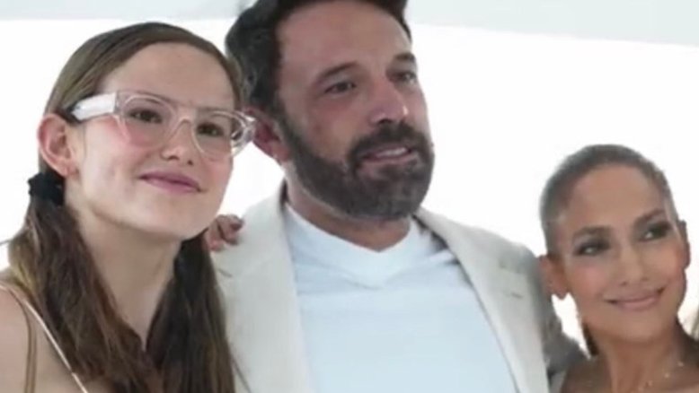 Da esquerda para a direita: Violet Affleck, Ben Affleck e Jennifer Lopez